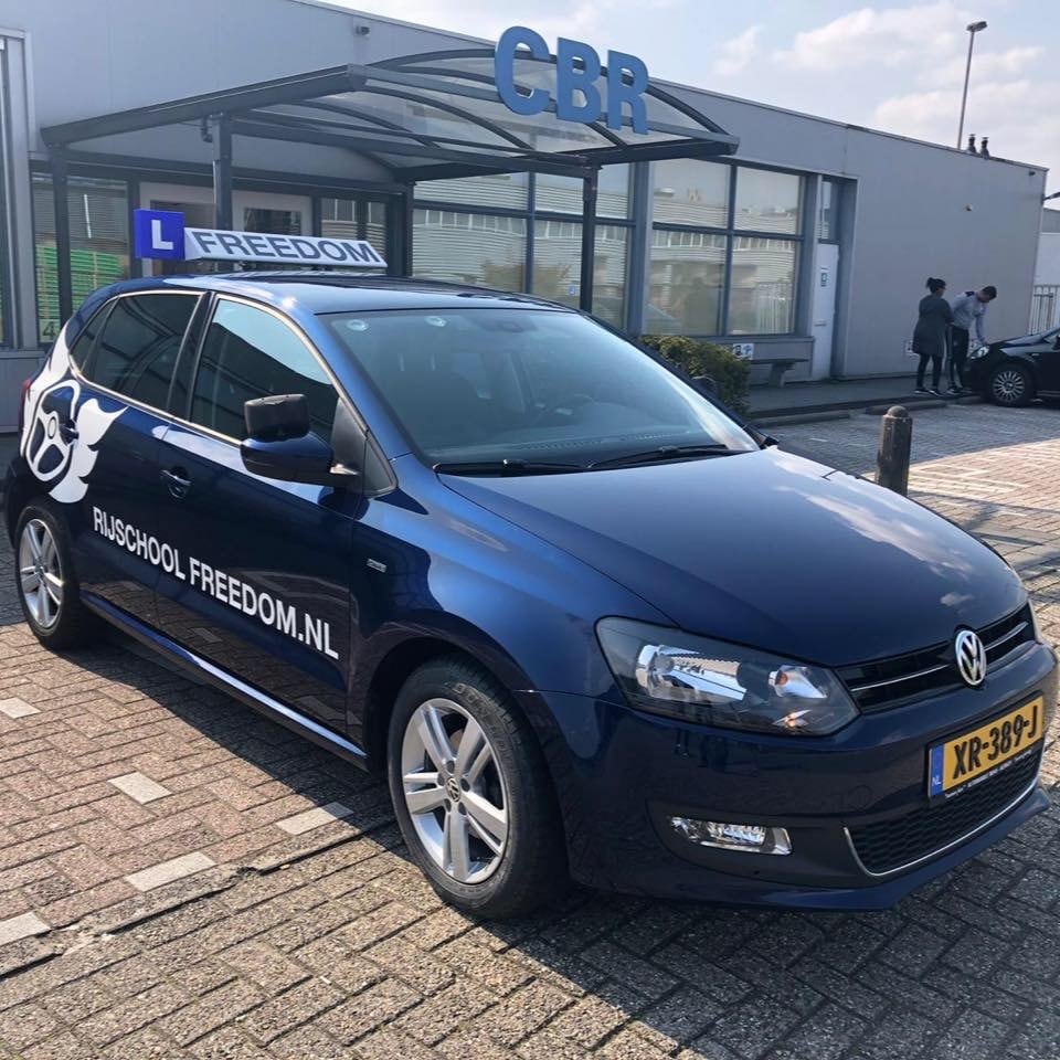 Lesauto van Rijschool Freedom bij het CBR