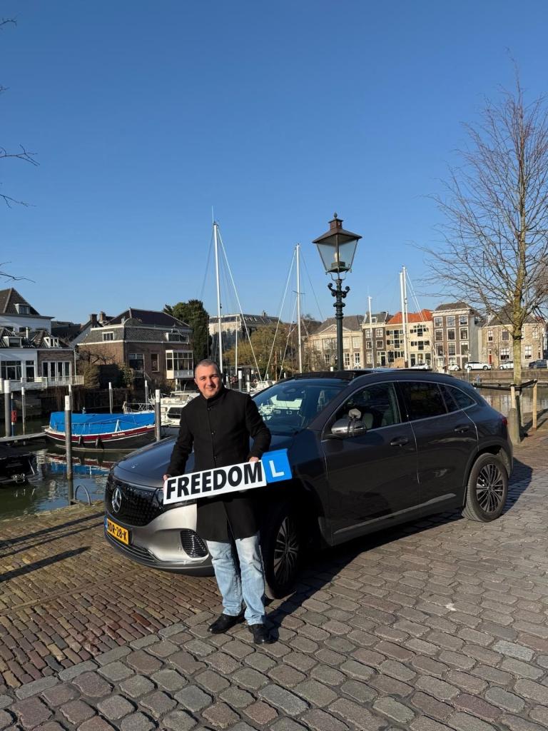 Mohammed Kardal van Rijschool Freedom bij de elektrische Mercedes-Benz EQA in Dordrecht